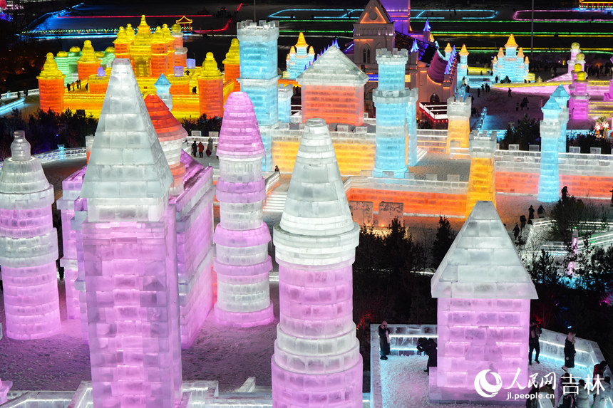 長春冰雪新天地景區內的大型冰雕。人民網記者 李洋攝