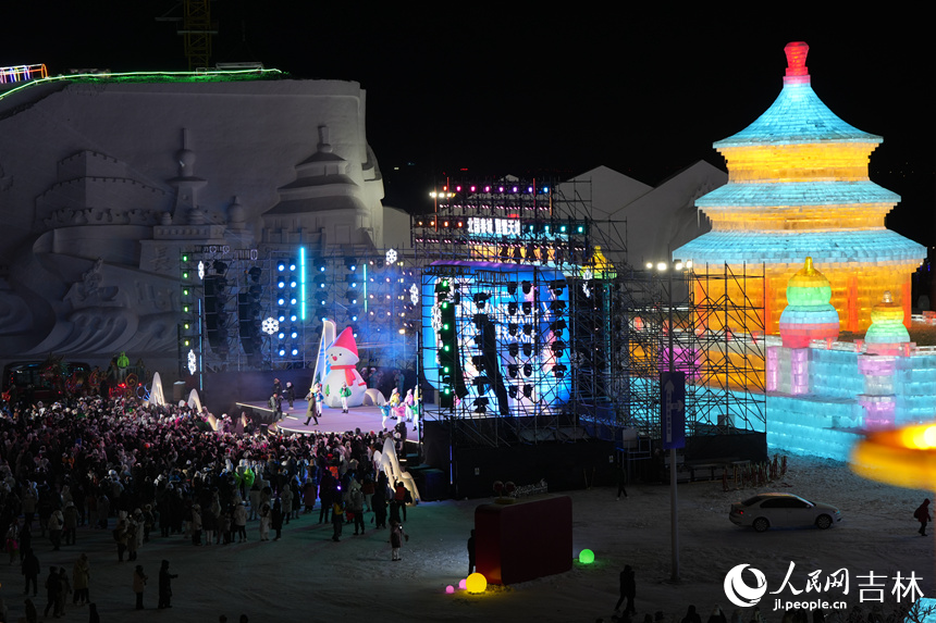 16日，長春冰雪新天地景區上演雪上蹦迪秀。人民網記者 李洋攝