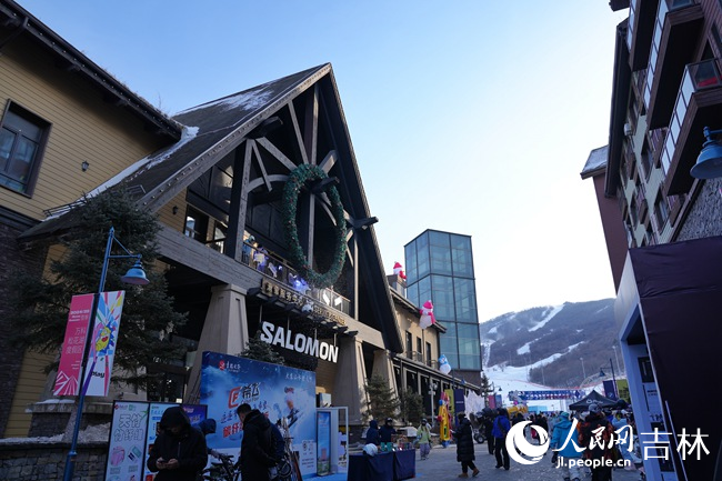 松花湖雪街。人民網記者 李洋攝