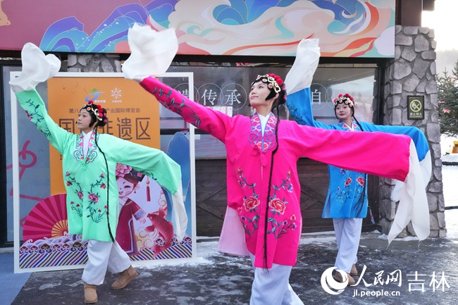 松花湖雪街展示的京劇快閃秀。人民網記者 李洋攝