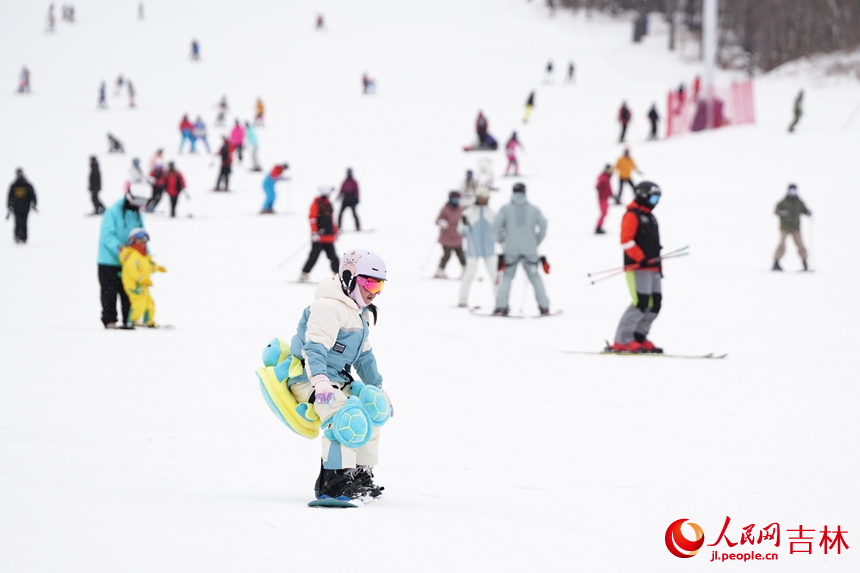 小朋友們在吉林北大湖滑雪度假區暢滑粉雪。人民網記者 李洋攝