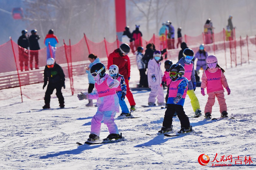 小朋友們在吉林北大湖滑雪度假區暢滑粉雪。人民網記者 李洋攝