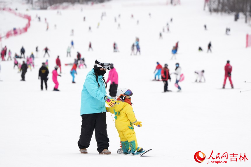 在吉林北大湖滑雪度假區，家長帶著小朋友感受冰雪運動的樂趣。人民網記者 李洋攝