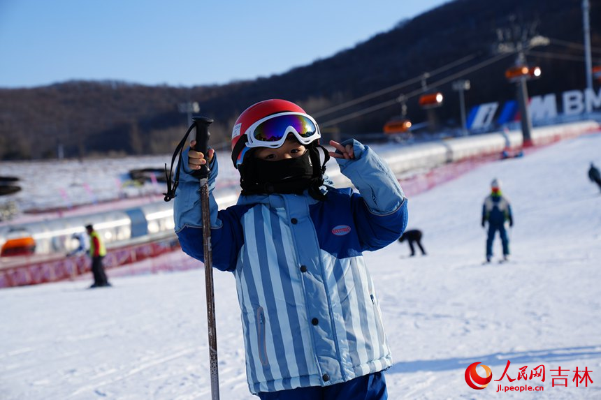 在吉林松花湖滑雪度假區，一名小朋友正在體驗滑雪。人民網記者 李洋攝