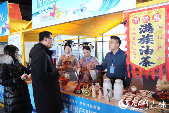 長春天定山雪街展示的非遺項目和文創產品。人民網記者 李洋攝