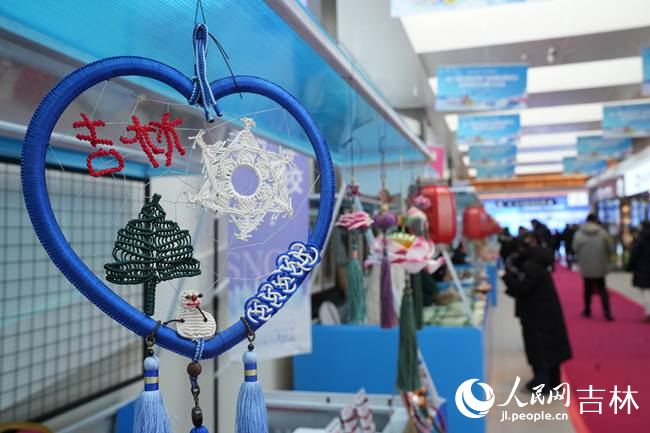 長春天定山雪街展示的文創產品。人民網記者 李洋攝