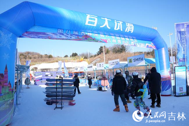 長春天定山雪街展示的非遺項目和文創產品。人民網記者 李洋攝