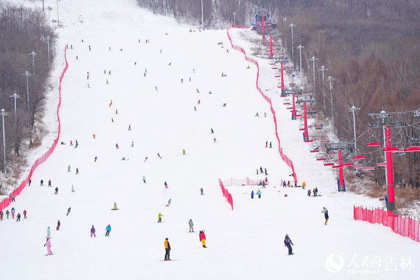 吉林北大湖滑雪度假區人頭攢動（12月20日攝）。人民網記者 李洋攝