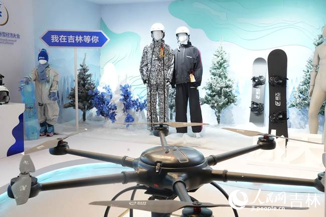北大湖雪街展示的吉林本土冰雪裝備。人民網記者 李洋攝