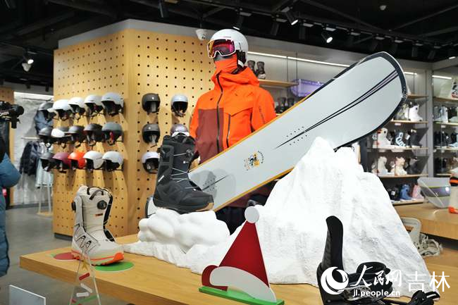 通化萬峰雪街展示的冰雪服飾。人民網記者 李洋攝