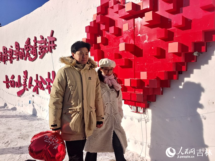 一對戀人攜手走向幸福。人民網記者 關思聰攝