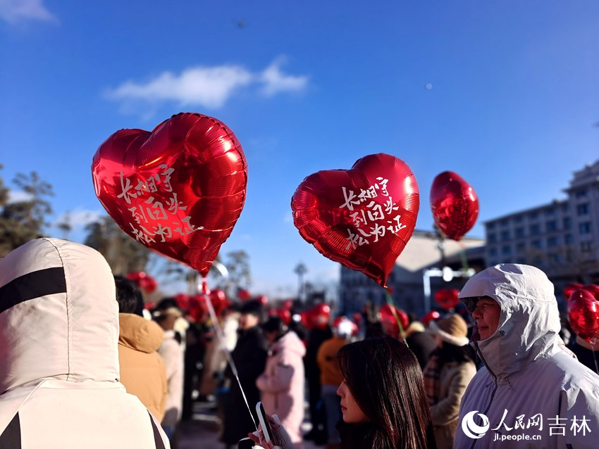 “松間戀語 情定此松”盟誓活動現場。人民網記者 關思聰攝