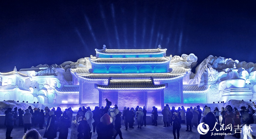 夜景下的“云頂天宮”。人民網記者 關思聰攝