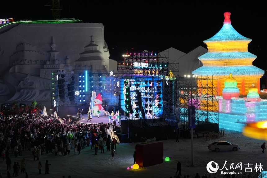 夜幕降臨，長春冰雪新天地景區流光溢彩，吸引著全國各地的游客紛紛前來打卡。人民網記者 李洋攝