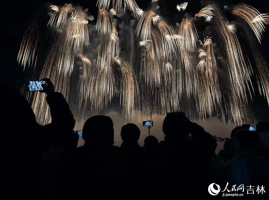 在長春冰雪新天地景區，定期燃放的煙花秀表演成為了游客們最為期待的夜間娛樂項目。人民網記者 李洋攝