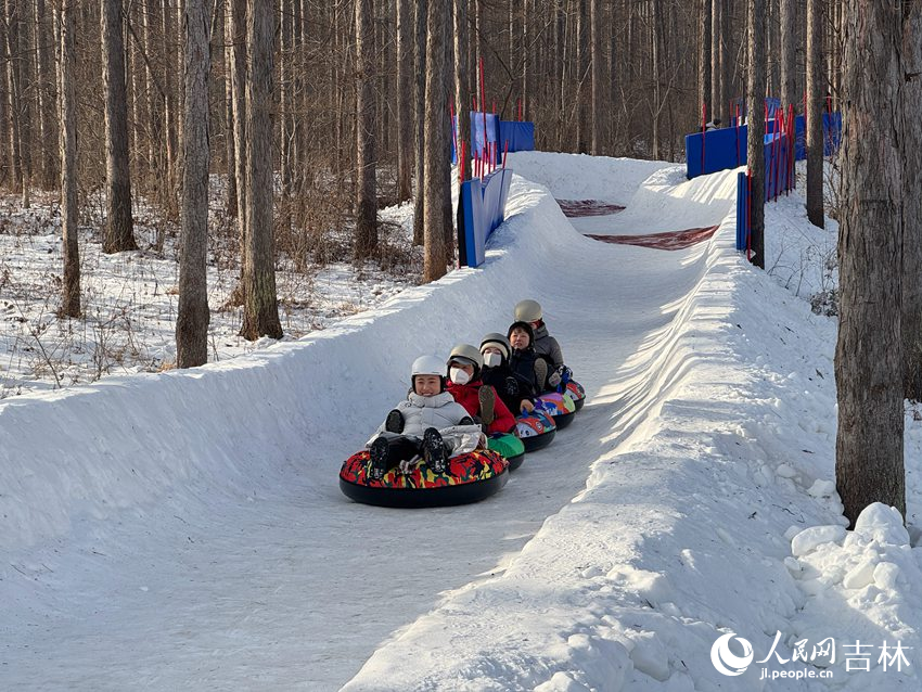 森林雪飄流。人民網記者 李思玥攝