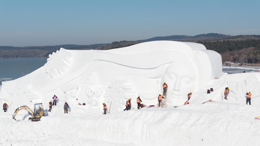 凈月潭雪世界主雪雕《凈月飛雪》。（凈月潭景區供圖）