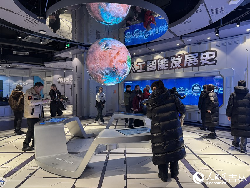 時空旅程通過科技手段展示人工智能發展史。人民網記者 李思玥攝