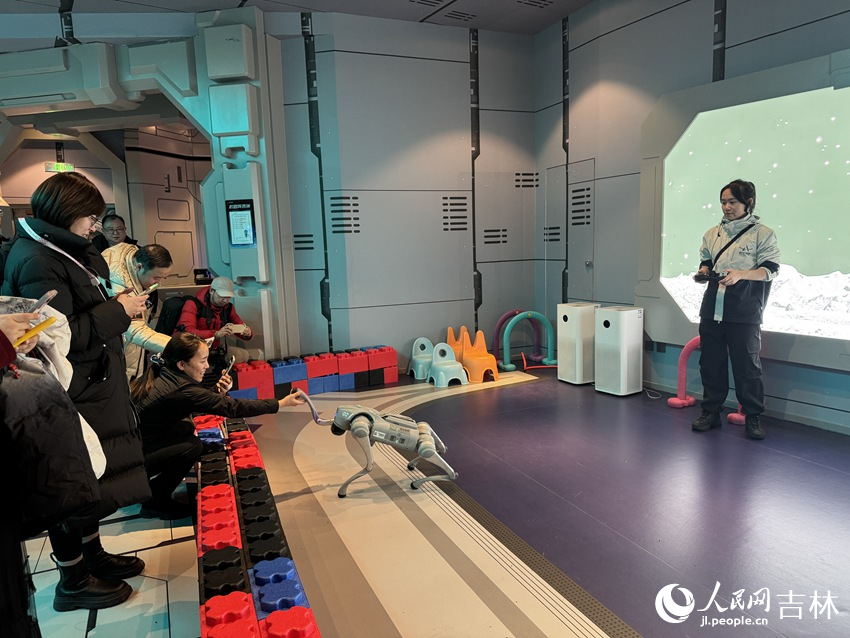機器狗與人互動。人民網記者 李思玥攝