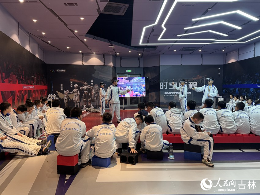 孩子們帶上VR眼鏡展開激烈的對決。人民網記者 李思玥攝