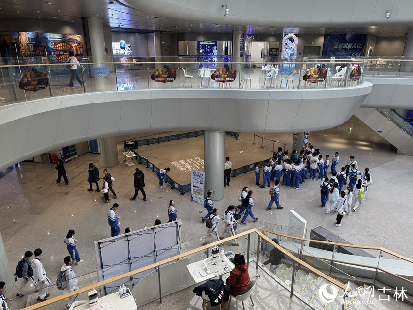 小朋友們來到時空旅程開展研學活動，領略人工智能科技的神奇魅力。人民網記者 李思玥攝