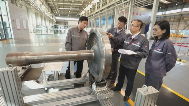 朱彥（右二）和團隊開展動車組研發工作。（中車長春軌道客車股份有限公司供圖）