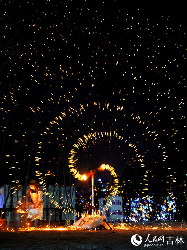 景區內上演“打鐵花”非遺表演。人民網記者 李洋攝