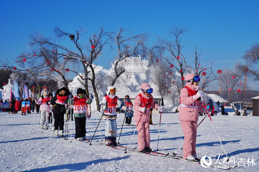 青少年在賽前進行熱身運動。人民網記者 李洋攝