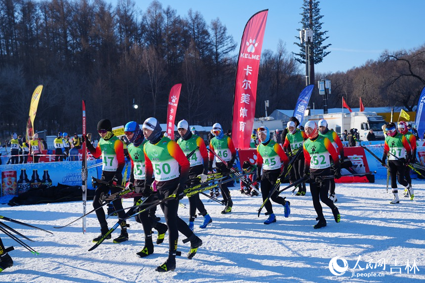 賽前選手們進行熱身運動。人民網記者 李洋攝
