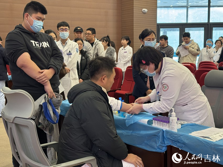 吉林省中醫藥科學院組織醫護人員參加無償獻血活動。人民網記者 李思玥攝