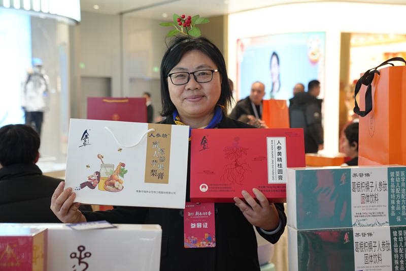 活動上，商戶展示人參產品。