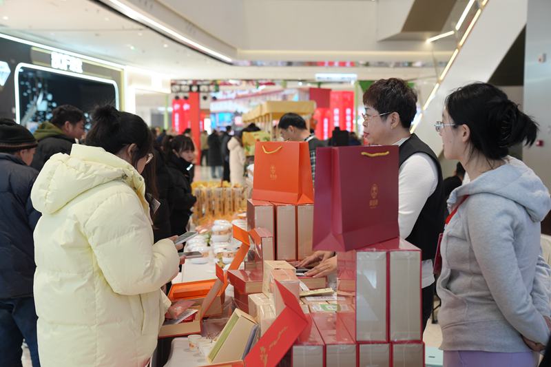 游客在人參展區購買人參產品。