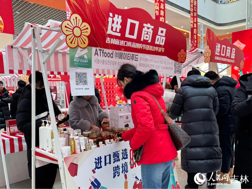 來自世界各地的進口商品吸引市民們挑選購買。人民網記者 李思玥攝