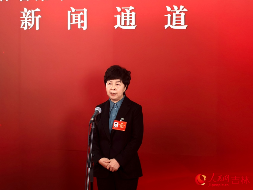 吉林省政協委員、遼源市第五中學黨委書記崔金華。人民網記者 關思聰攝