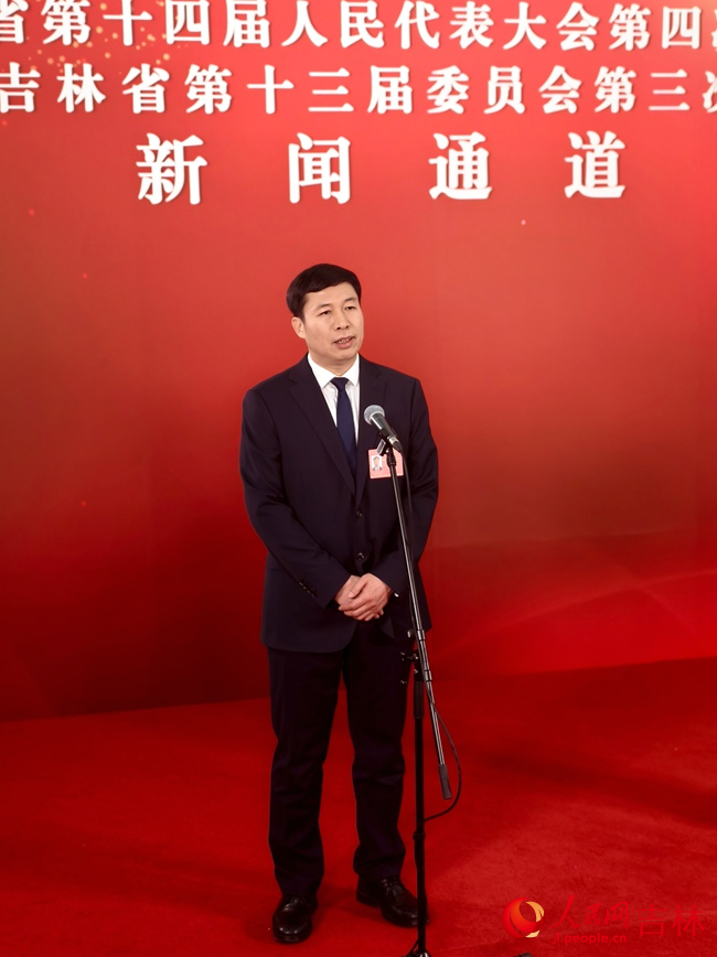 吉林省政協委員、吉林化纖集團有限責任公司總經理、黨委副書記徐佳威。人民網記者 關思聰攝