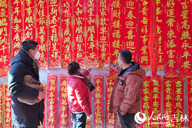 游客在大集上購買春聯。人民網記者 李洋攝
