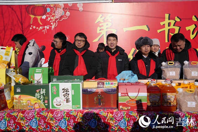 “第一書記”代言展臺。人民網記者 李洋攝