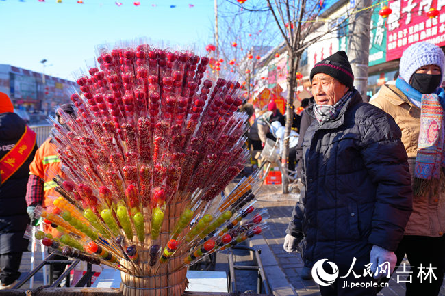 大集上的東北糖葫蘆。人民網記者 李洋攝
