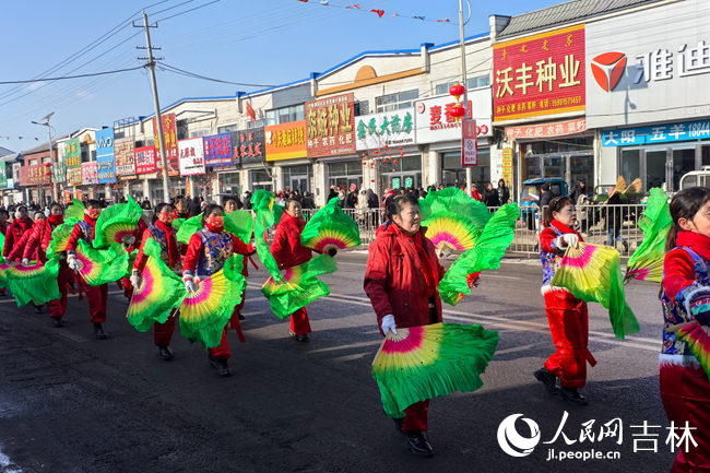 大集上扭秧歌表演。人民網記者 李洋攝