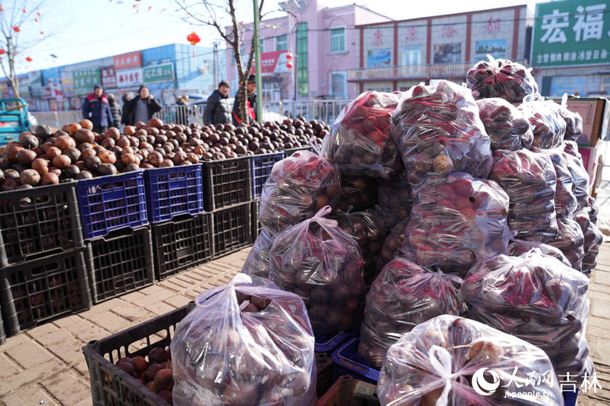 大集上售賣的東北凍梨。人民網記者 李洋攝