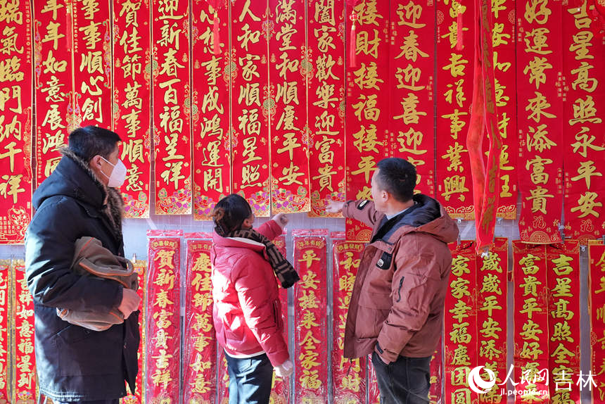 游客在大集上購買春聯。人民網記者 李洋攝