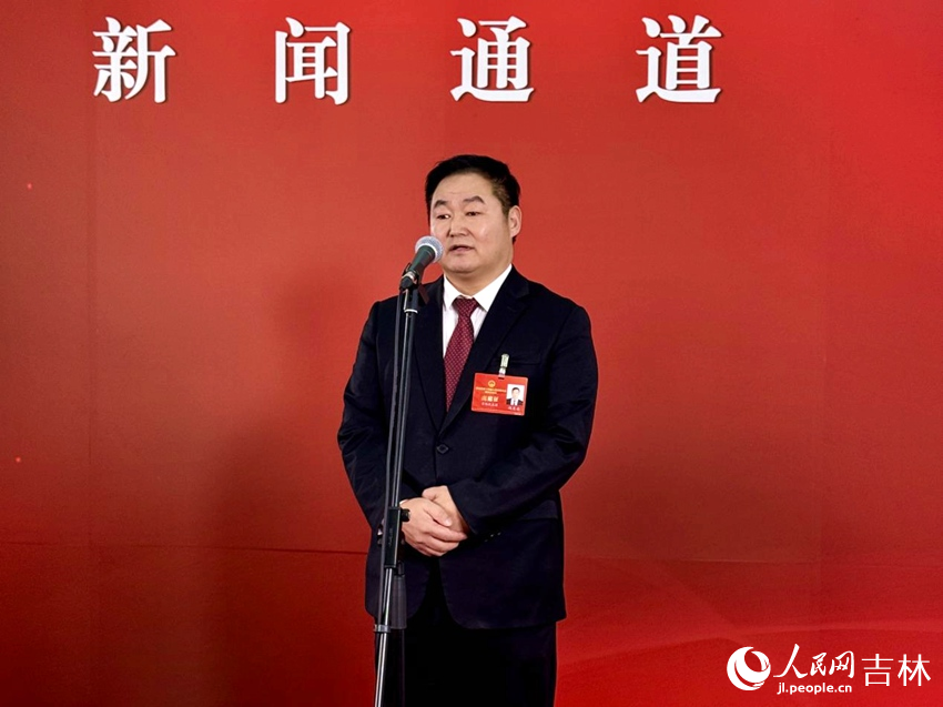 吉林省人大代表、吉林老爺嶺農業集團有限公司董事長馮其永走上新聞通道，接受記者采訪。人民網記者 李思玥攝