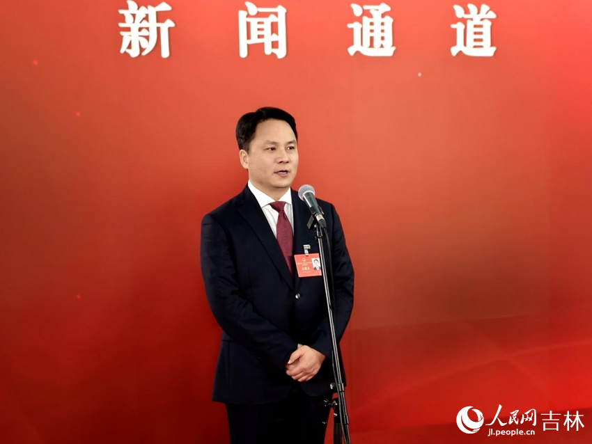 吉林省人大代表、中共臨江市委書記王大泉接受記者采訪。人民網記者 關思聰攝