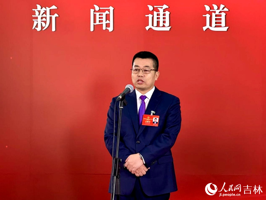 吉林省人大代表、吉林省中佰文化旅游投資有限公司董事長陳加利接受采訪。人民網記者 李思玥攝