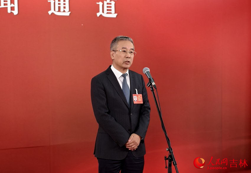 吉林省發展和改革委員會黨組書記、主任張志新接受媒體提問。人民網記者 關思聰攝