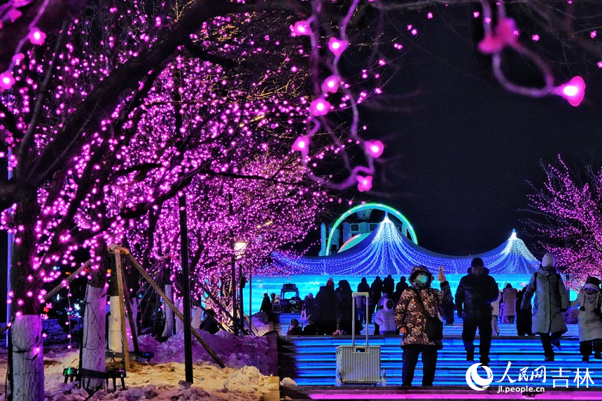 游客在長春世界雕塑園迷人的燈光中拍照留念。人民網記者 李洋攝