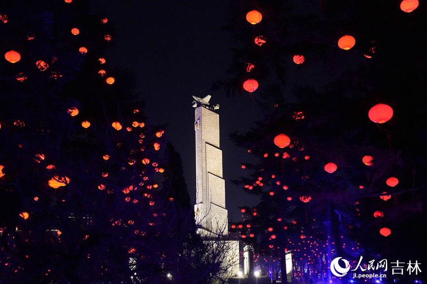 在長春人民廣場，火紅的燈籠環繞在廣場周圍。人民網記者 李洋攝