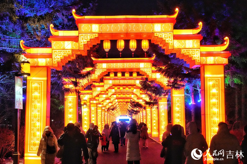 在長春市南湖公園,一座20米長的中國傳統牌樓驚艷亮相。人民網記者 李洋攝