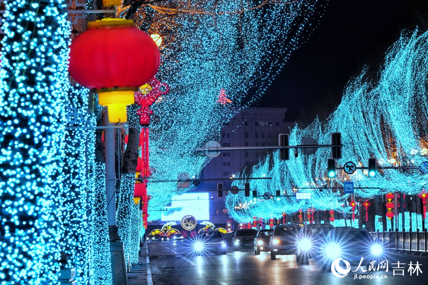 在長春市火車站站前廣場,璀璨的燈光點亮了城市夜晚,充滿喜慶的年味。人民網記者 李洋攝
