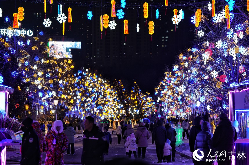 游客在長春世界雕塑園散步。人民網記者 李洋攝